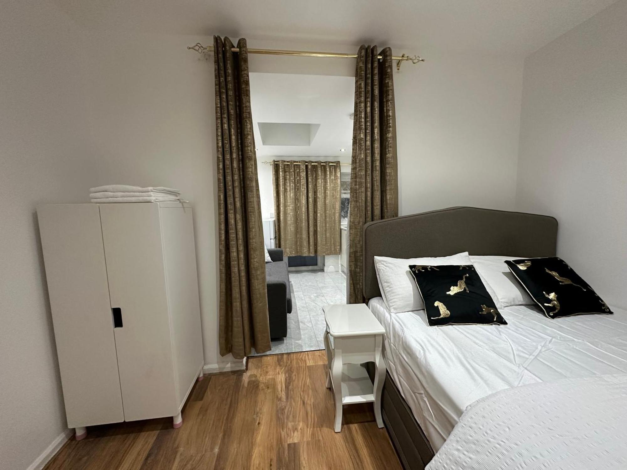 4Th Studio Flat With Private Own Bathroom A London Luxury Family Home Setup And Furnished With Double Bed Plus A Double Futon-Sofa Bed A Single Futon Bed A Baby Cot And Garden And Free Parking Екстер'єр фото