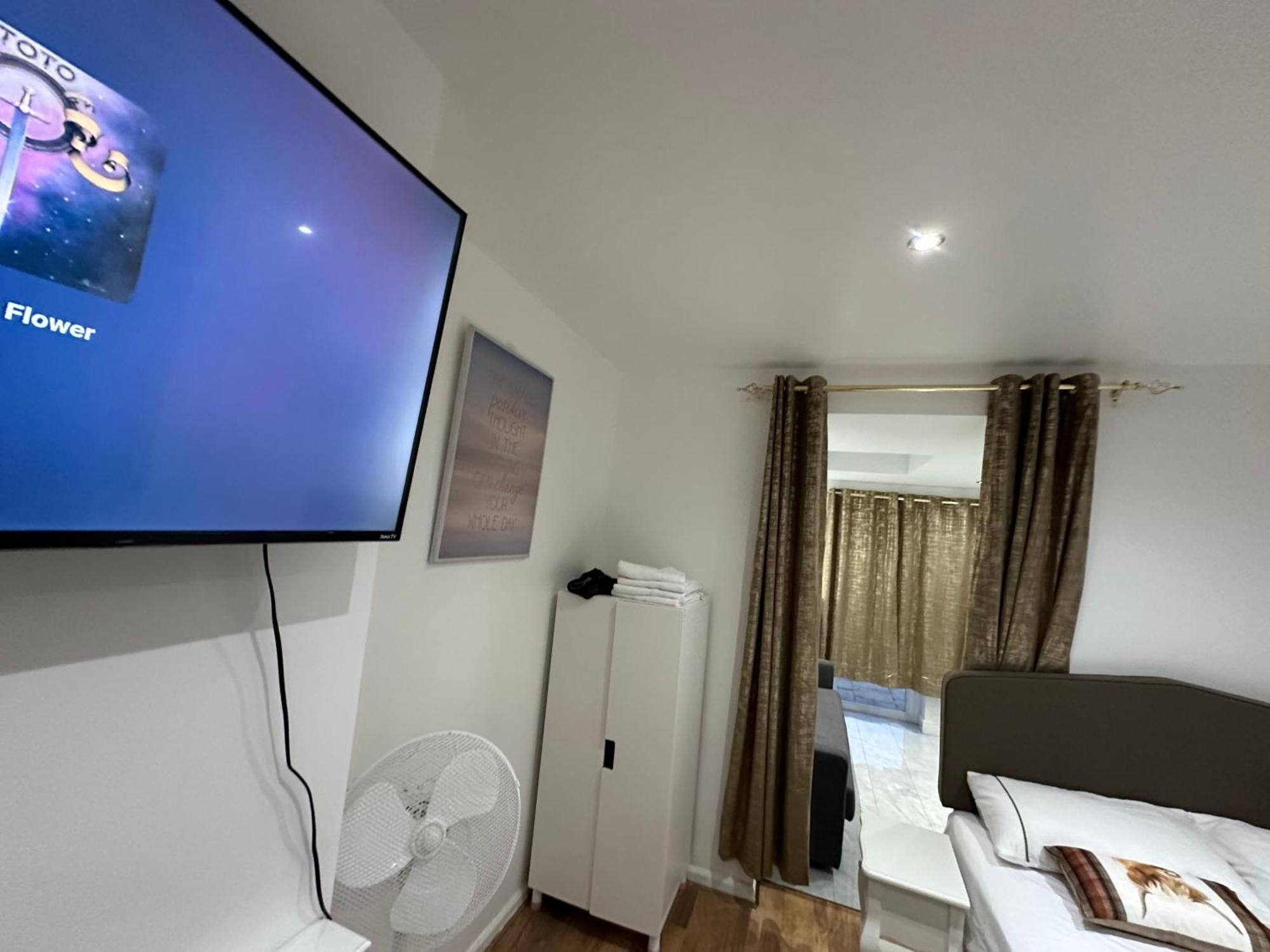 4Th Studio Flat With Private Own Bathroom A London Luxury Family Home Setup And Furnished With Double Bed Plus A Double Futon-Sofa Bed A Single Futon Bed A Baby Cot And Garden And Free Parking Екстер'єр фото