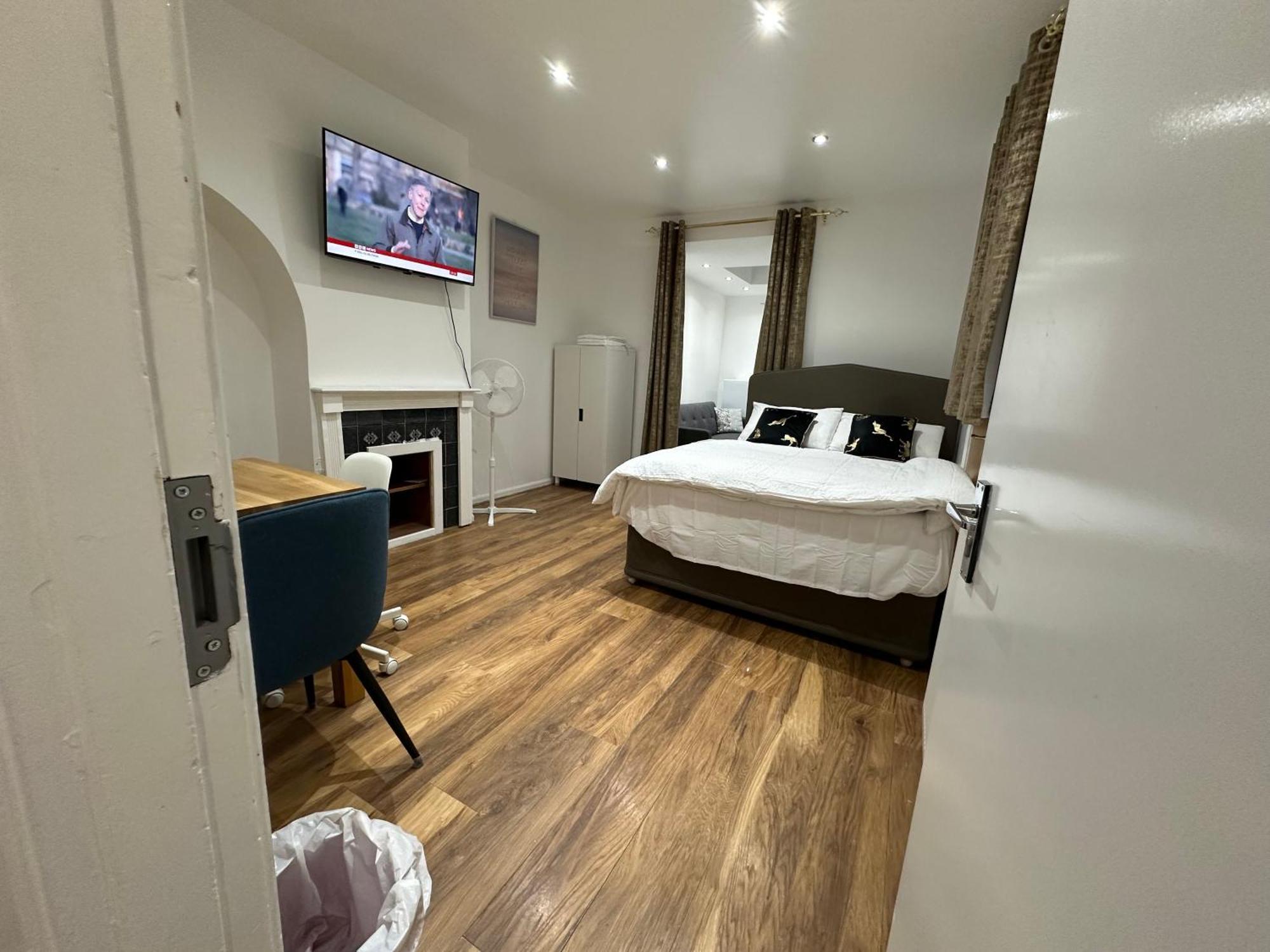 4Th Studio Flat With Private Own Bathroom A London Luxury Family Home Setup And Furnished With Double Bed Plus A Double Futon-Sofa Bed A Single Futon Bed A Baby Cot And Garden And Free Parking Екстер'єр фото