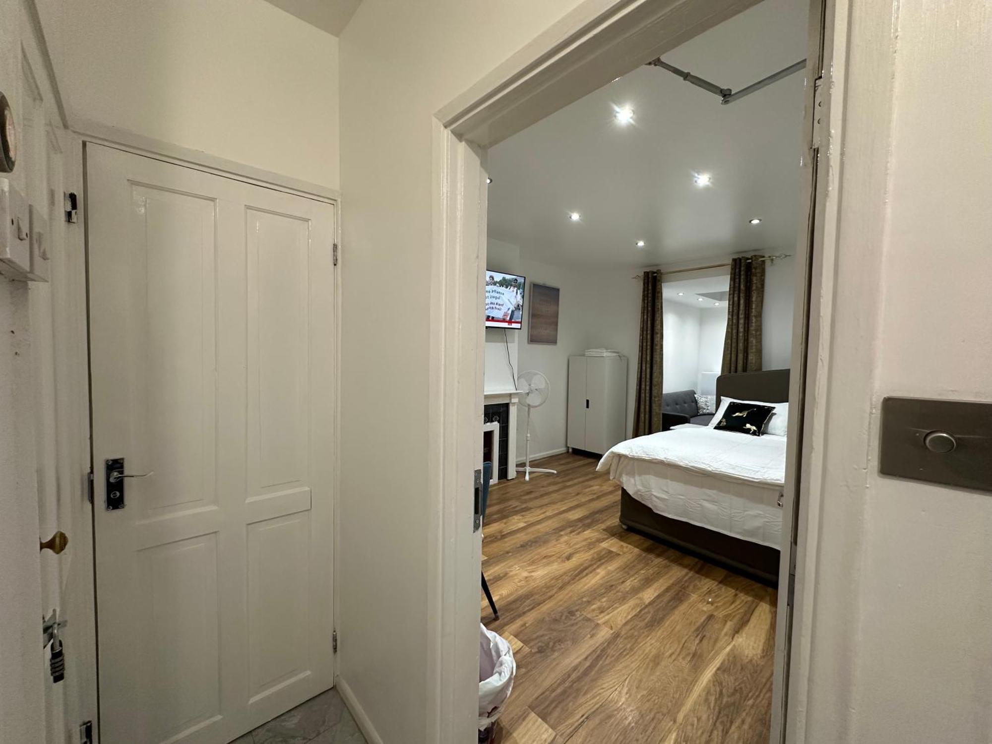 4Th Studio Flat With Private Own Bathroom A London Luxury Family Home Setup And Furnished With Double Bed Plus A Double Futon-Sofa Bed A Single Futon Bed A Baby Cot And Garden And Free Parking Екстер'єр фото