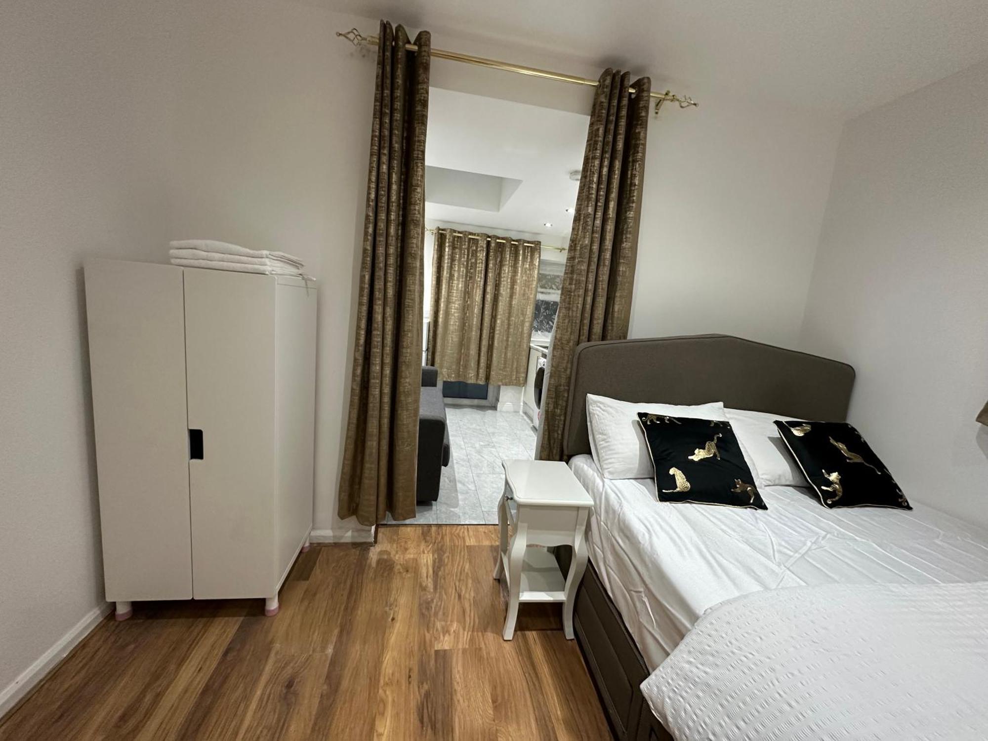 4Th Studio Flat With Private Own Bathroom A London Luxury Family Home Setup And Furnished With Double Bed Plus A Double Futon-Sofa Bed A Single Futon Bed A Baby Cot And Garden And Free Parking Екстер'єр фото