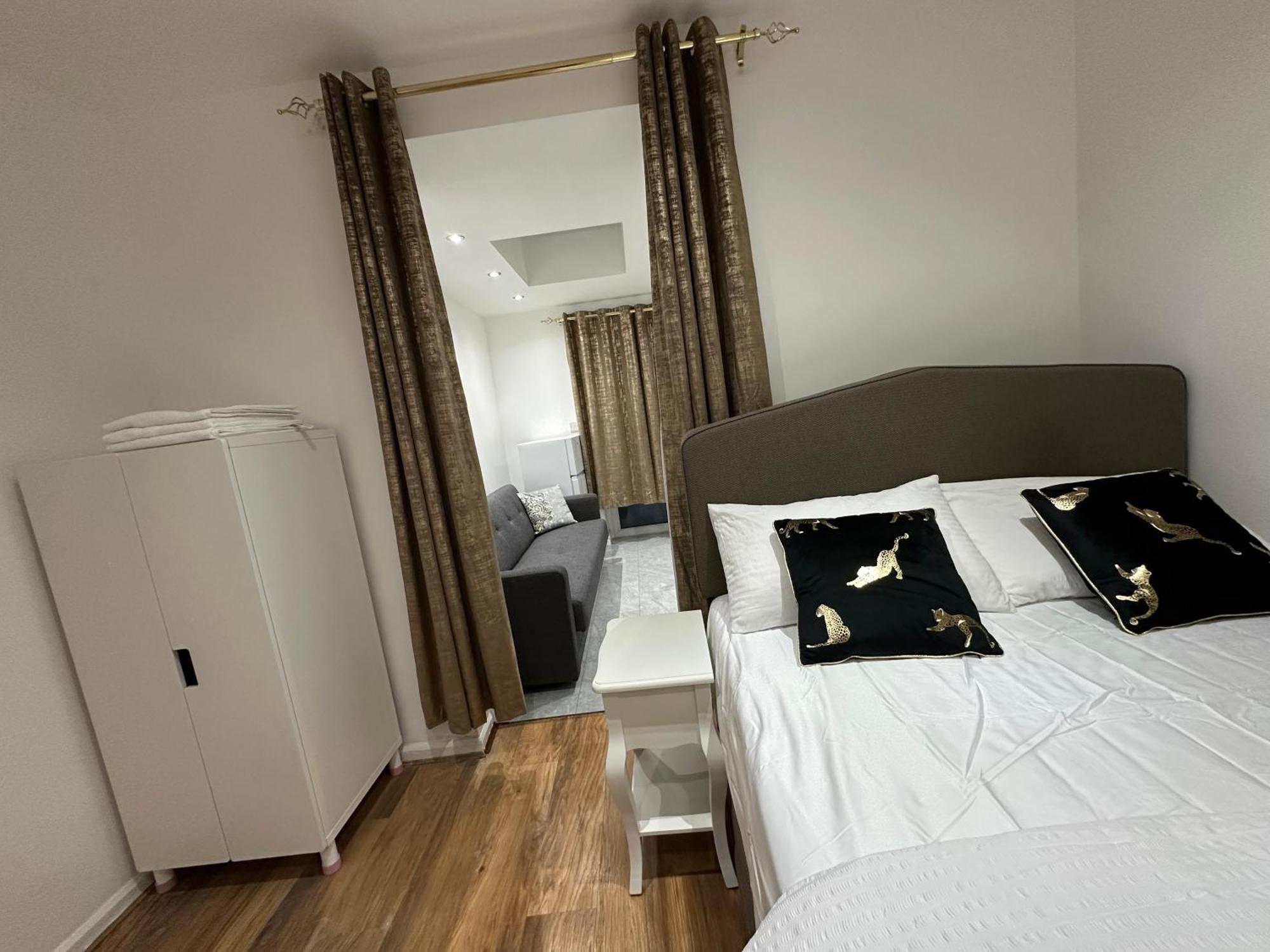 4Th Studio Flat With Private Own Bathroom A London Luxury Family Home Setup And Furnished With Double Bed Plus A Double Futon-Sofa Bed A Single Futon Bed A Baby Cot And Garden And Free Parking Екстер'єр фото