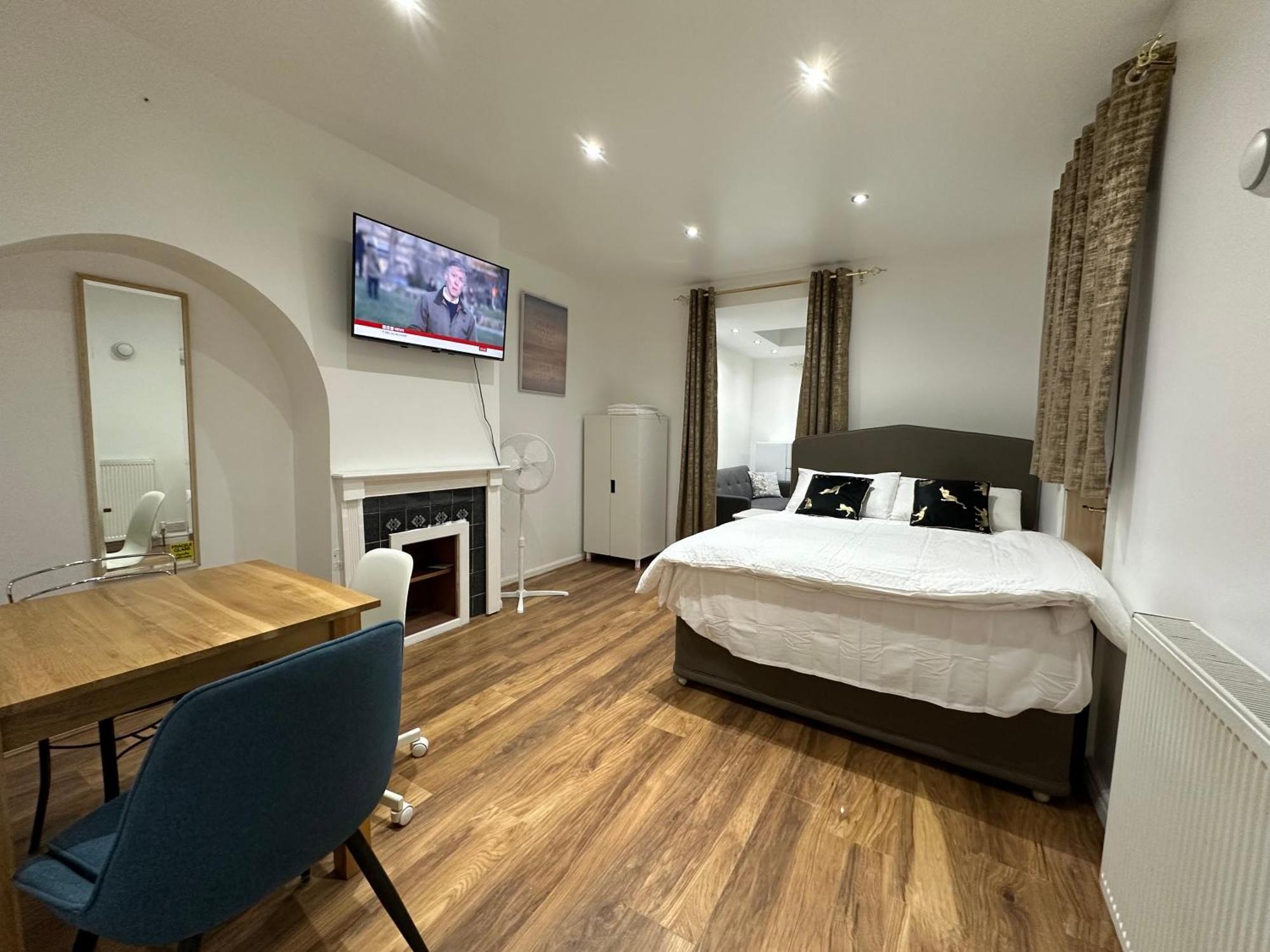 4Th Studio Flat With Private Own Bathroom A London Luxury Family Home Setup And Furnished With Double Bed Plus A Double Futon-Sofa Bed A Single Futon Bed A Baby Cot And Garden And Free Parking Екстер'єр фото
