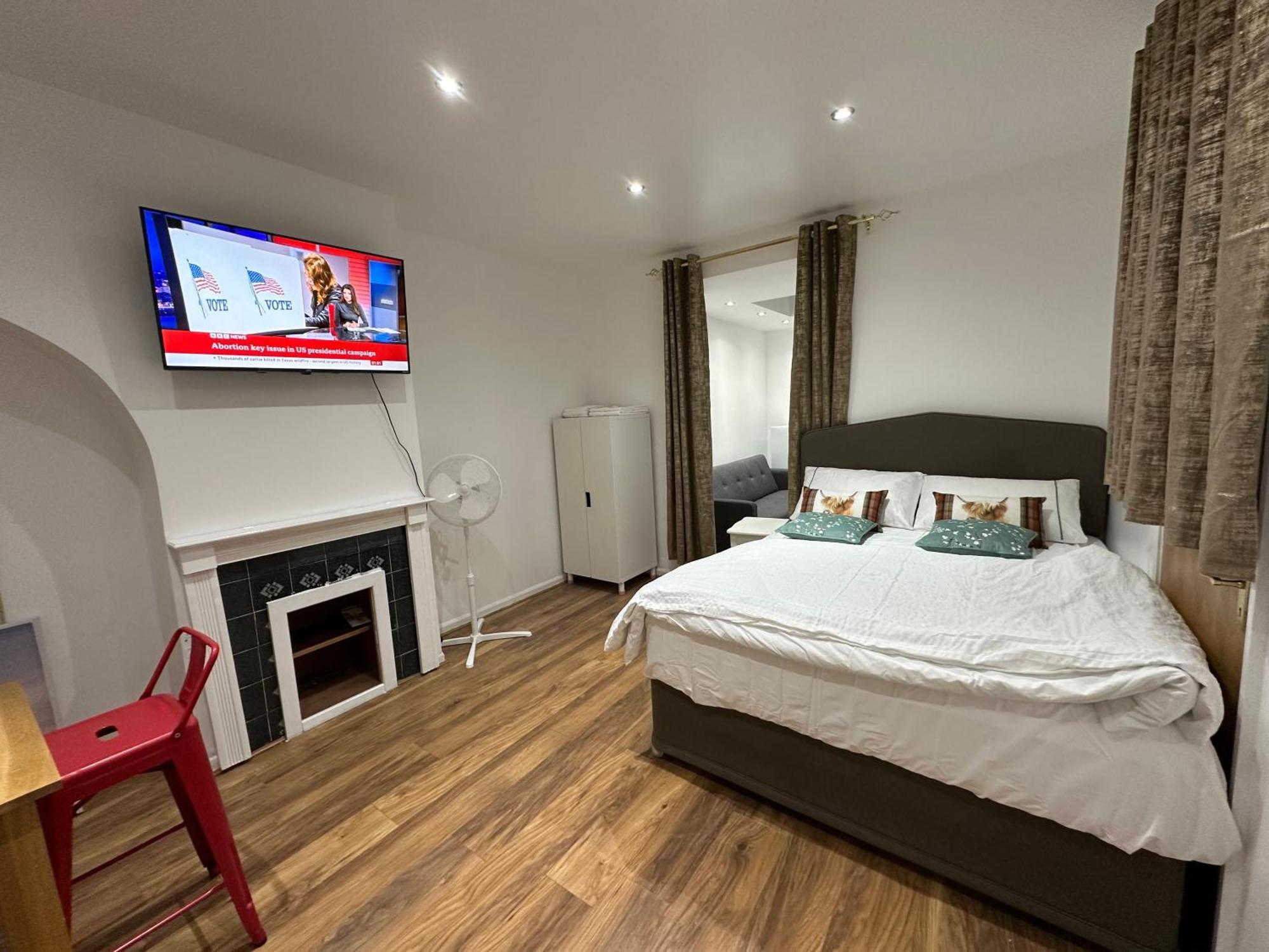 4Th Studio Flat With Private Own Bathroom A London Luxury Family Home Setup And Furnished With Double Bed Plus A Double Futon-Sofa Bed A Single Futon Bed A Baby Cot And Garden And Free Parking Екстер'єр фото