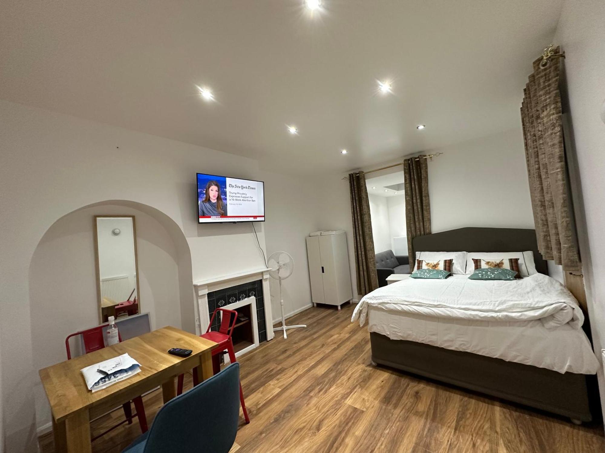 4Th Studio Flat With Private Own Bathroom A London Luxury Family Home Setup And Furnished With Double Bed Plus A Double Futon-Sofa Bed A Single Futon Bed A Baby Cot And Garden And Free Parking Екстер'єр фото