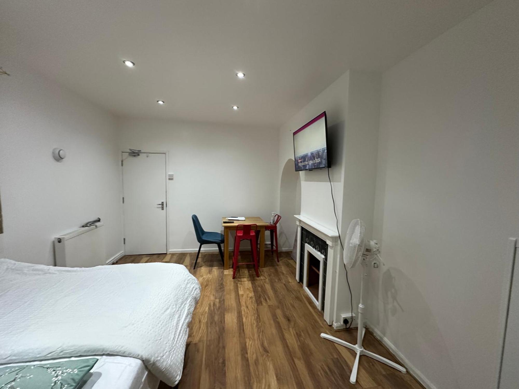 4Th Studio Flat With Private Own Bathroom A London Luxury Family Home Setup And Furnished With Double Bed Plus A Double Futon-Sofa Bed A Single Futon Bed A Baby Cot And Garden And Free Parking Екстер'єр фото
