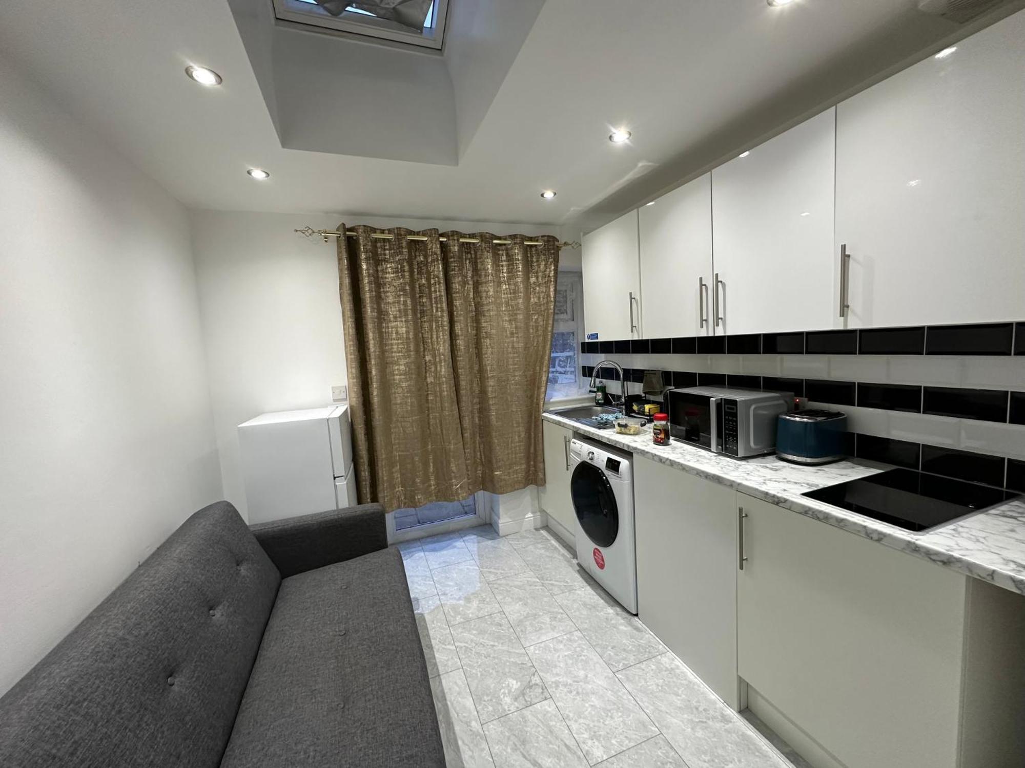 4Th Studio Flat With Private Own Bathroom A London Luxury Family Home Setup And Furnished With Double Bed Plus A Double Futon-Sofa Bed A Single Futon Bed A Baby Cot And Garden And Free Parking Екстер'єр фото