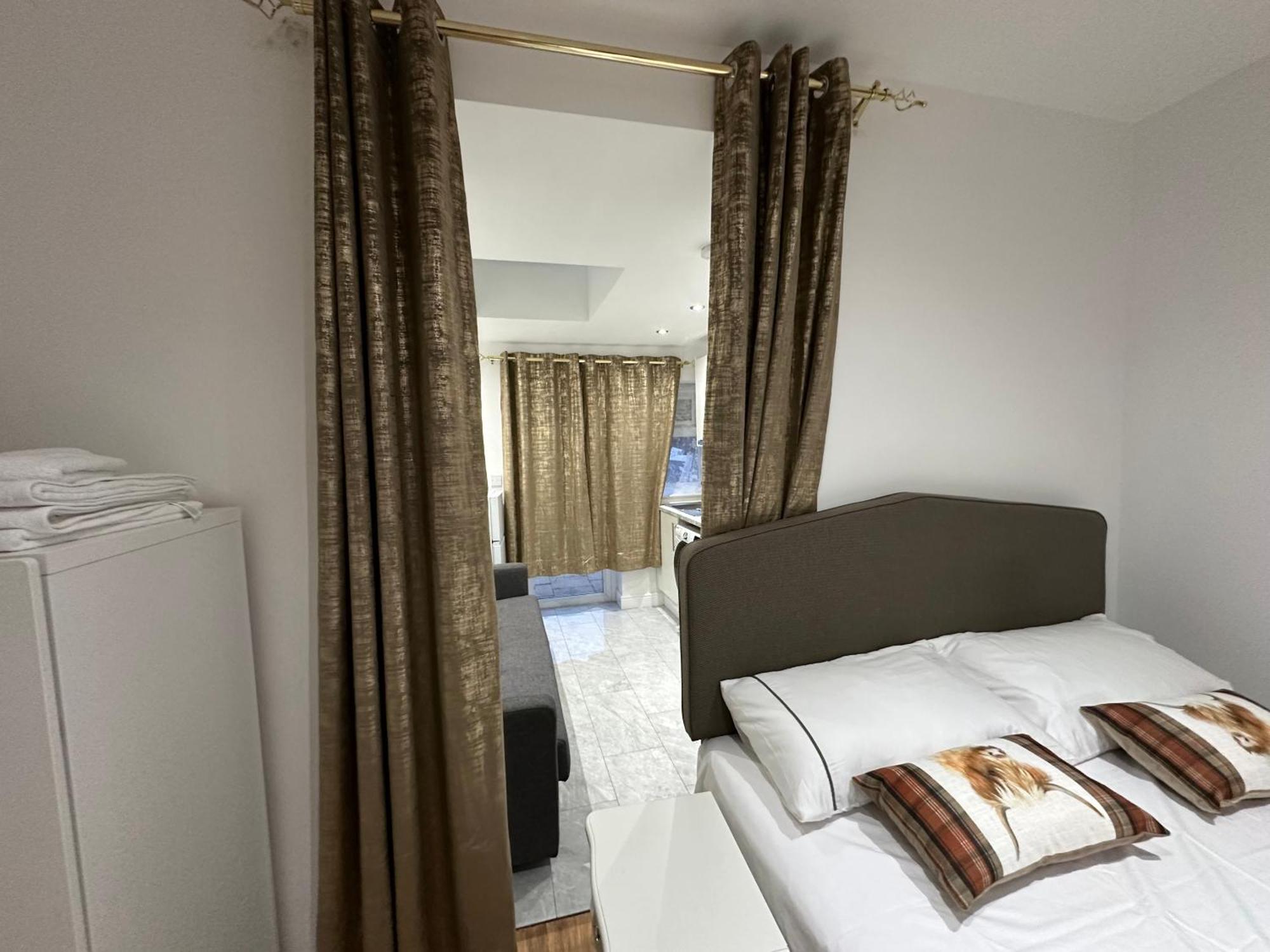4Th Studio Flat With Private Own Bathroom A London Luxury Family Home Setup And Furnished With Double Bed Plus A Double Futon-Sofa Bed A Single Futon Bed A Baby Cot And Garden And Free Parking Екстер'єр фото