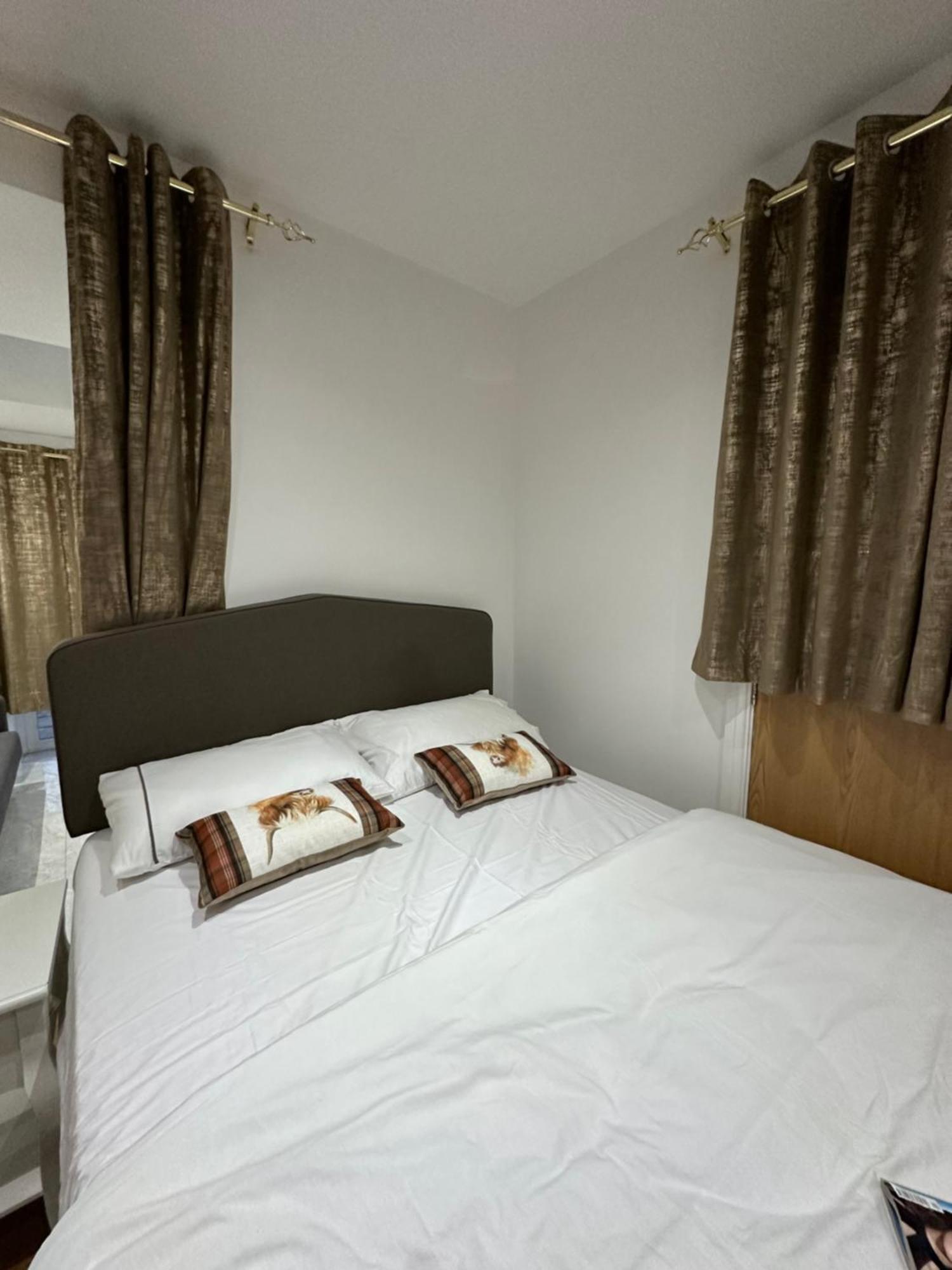 4Th Studio Flat With Private Own Bathroom A London Luxury Family Home Setup And Furnished With Double Bed Plus A Double Futon-Sofa Bed A Single Futon Bed A Baby Cot And Garden And Free Parking Екстер'єр фото