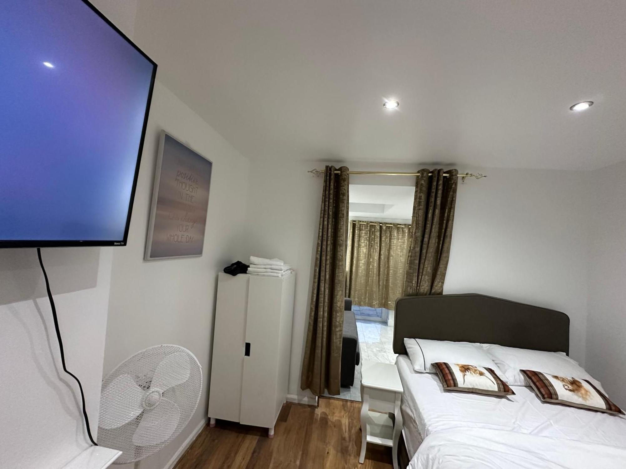 4Th Studio Flat With Private Own Bathroom A London Luxury Family Home Setup And Furnished With Double Bed Plus A Double Futon-Sofa Bed A Single Futon Bed A Baby Cot And Garden And Free Parking Екстер'єр фото