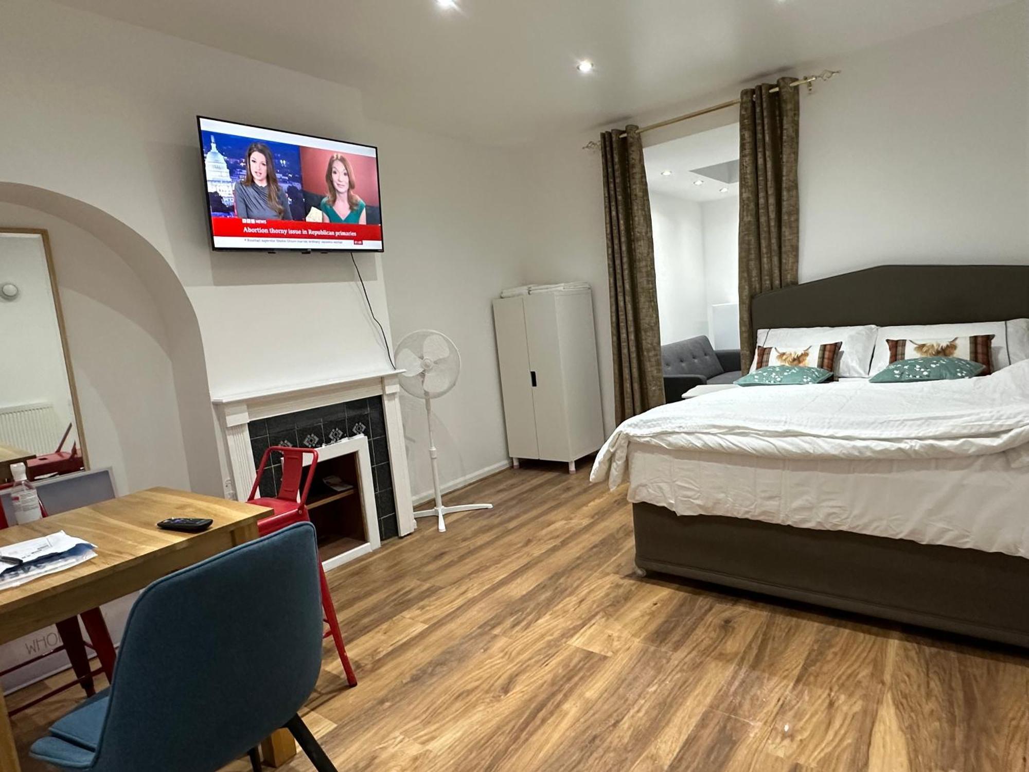 4Th Studio Flat With Private Own Bathroom A London Luxury Family Home Setup And Furnished With Double Bed Plus A Double Futon-Sofa Bed A Single Futon Bed A Baby Cot And Garden And Free Parking Екстер'єр фото