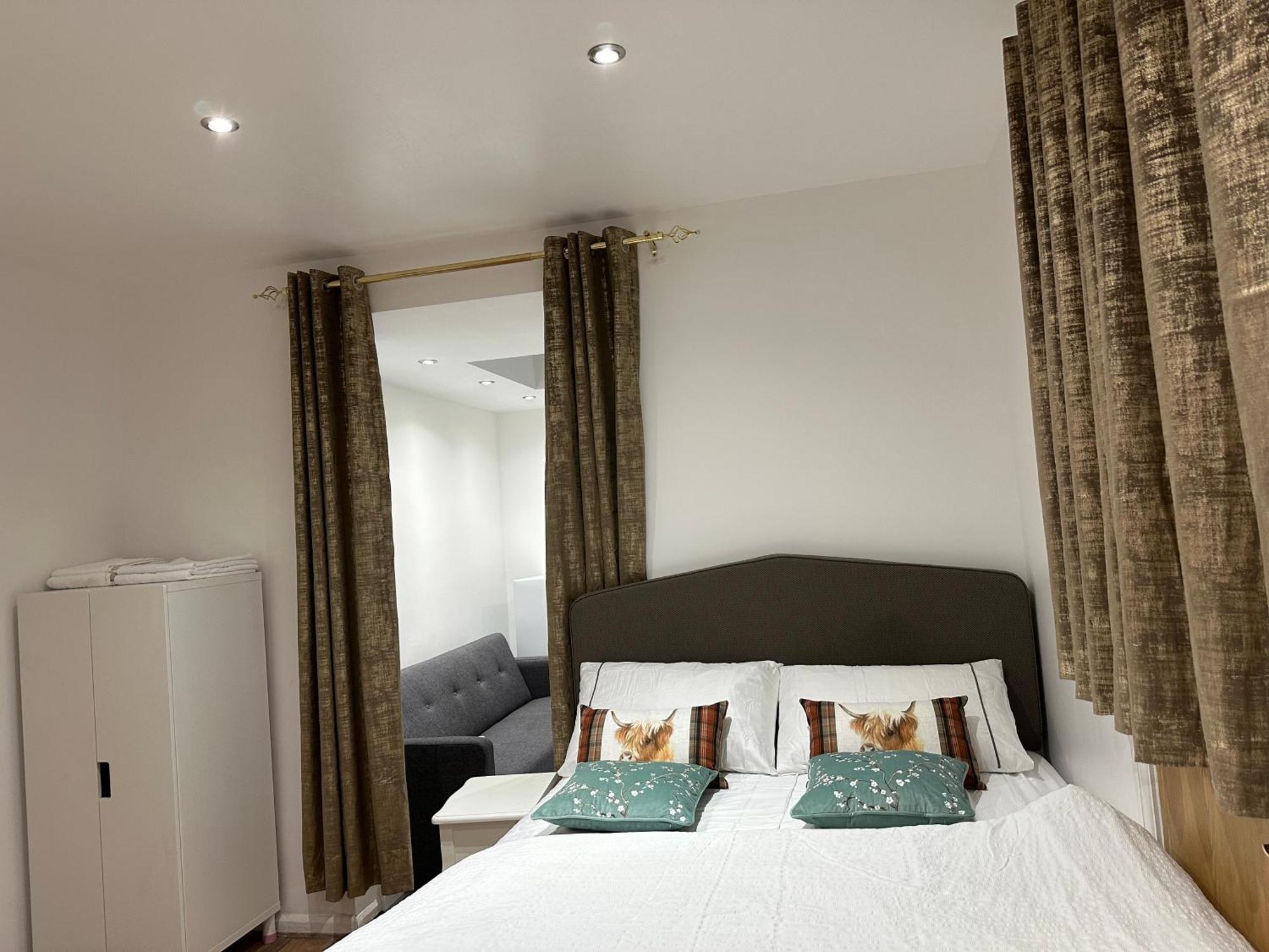 4Th Studio Flat With Private Own Bathroom A London Luxury Family Home Setup And Furnished With Double Bed Plus A Double Futon-Sofa Bed A Single Futon Bed A Baby Cot And Garden And Free Parking Екстер'єр фото
