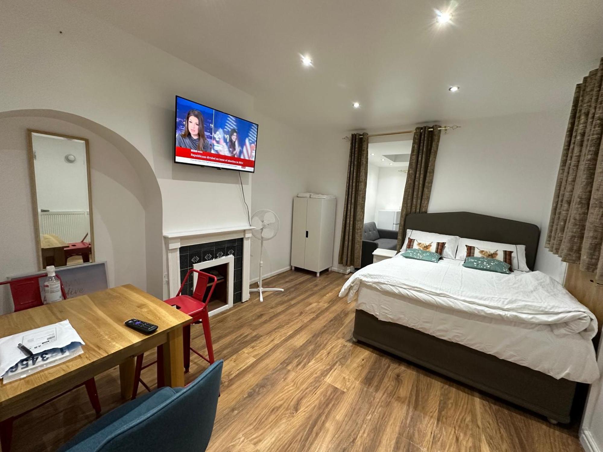 4Th Studio Flat With Private Own Bathroom A London Luxury Family Home Setup And Furnished With Double Bed Plus A Double Futon-Sofa Bed A Single Futon Bed A Baby Cot And Garden And Free Parking Екстер'єр фото