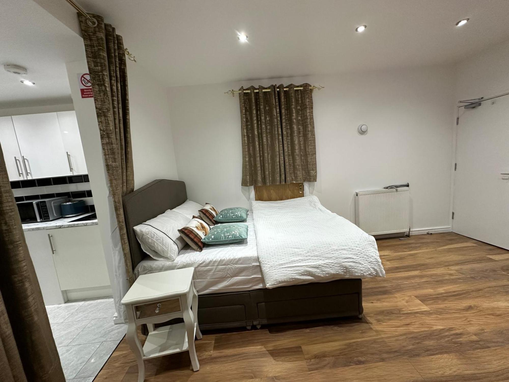 4Th Studio Flat With Private Own Bathroom A London Luxury Family Home Setup And Furnished With Double Bed Plus A Double Futon-Sofa Bed A Single Futon Bed A Baby Cot And Garden And Free Parking Екстер'єр фото