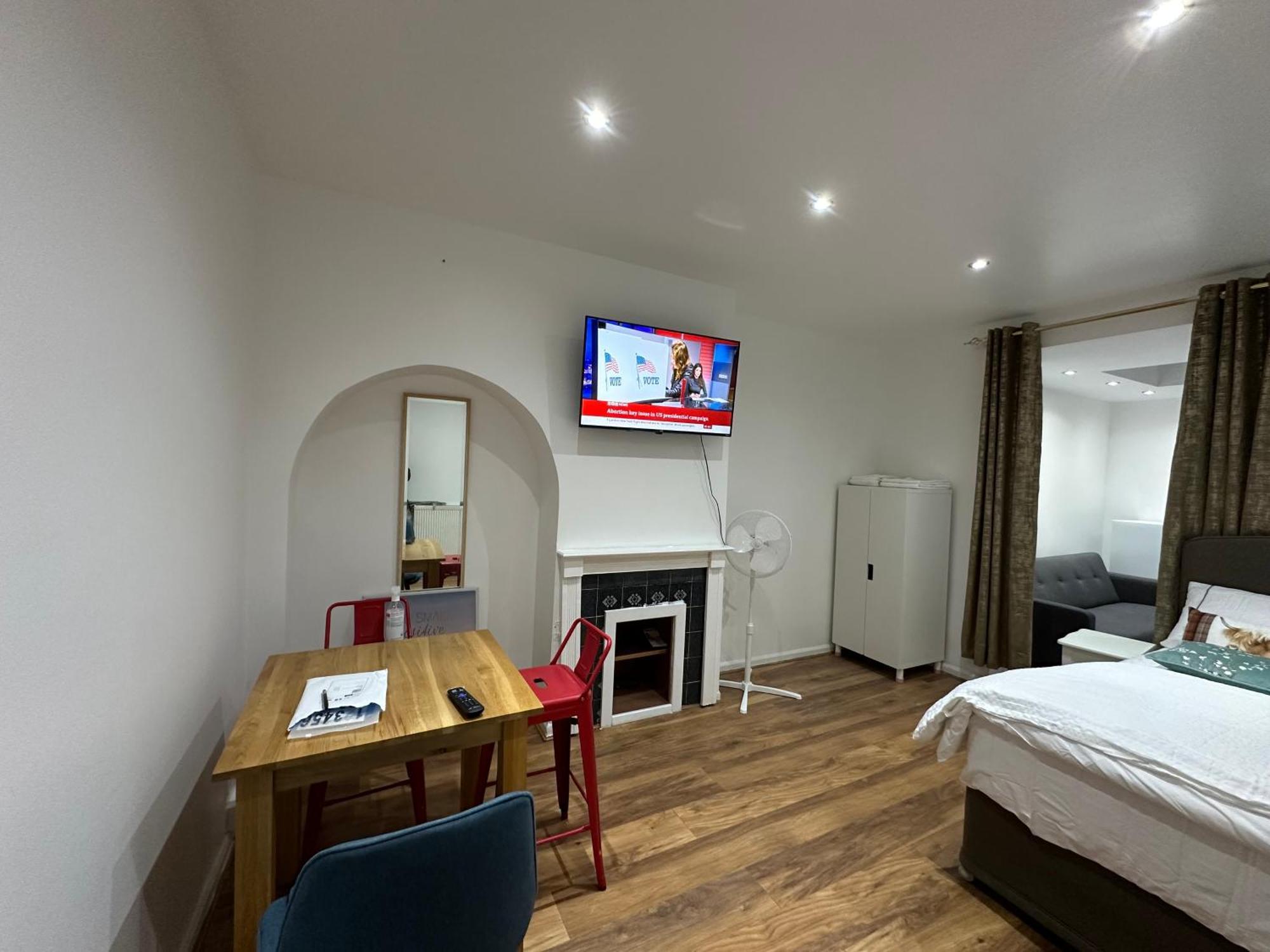 4Th Studio Flat With Private Own Bathroom A London Luxury Family Home Setup And Furnished With Double Bed Plus A Double Futon-Sofa Bed A Single Futon Bed A Baby Cot And Garden And Free Parking Екстер'єр фото