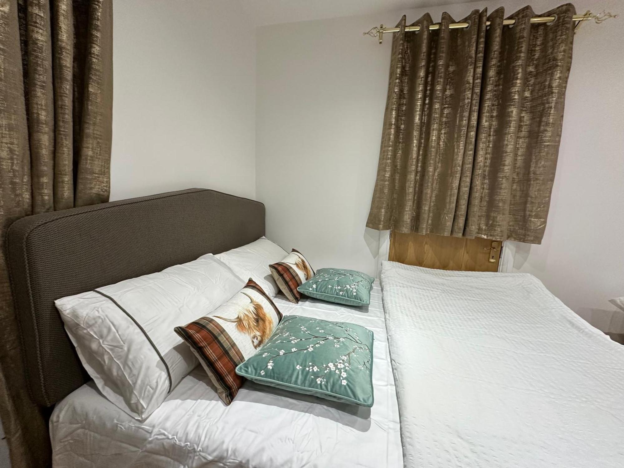 4Th Studio Flat With Private Own Bathroom A London Luxury Family Home Setup And Furnished With Double Bed Plus A Double Futon-Sofa Bed A Single Futon Bed A Baby Cot And Garden And Free Parking Екстер'єр фото