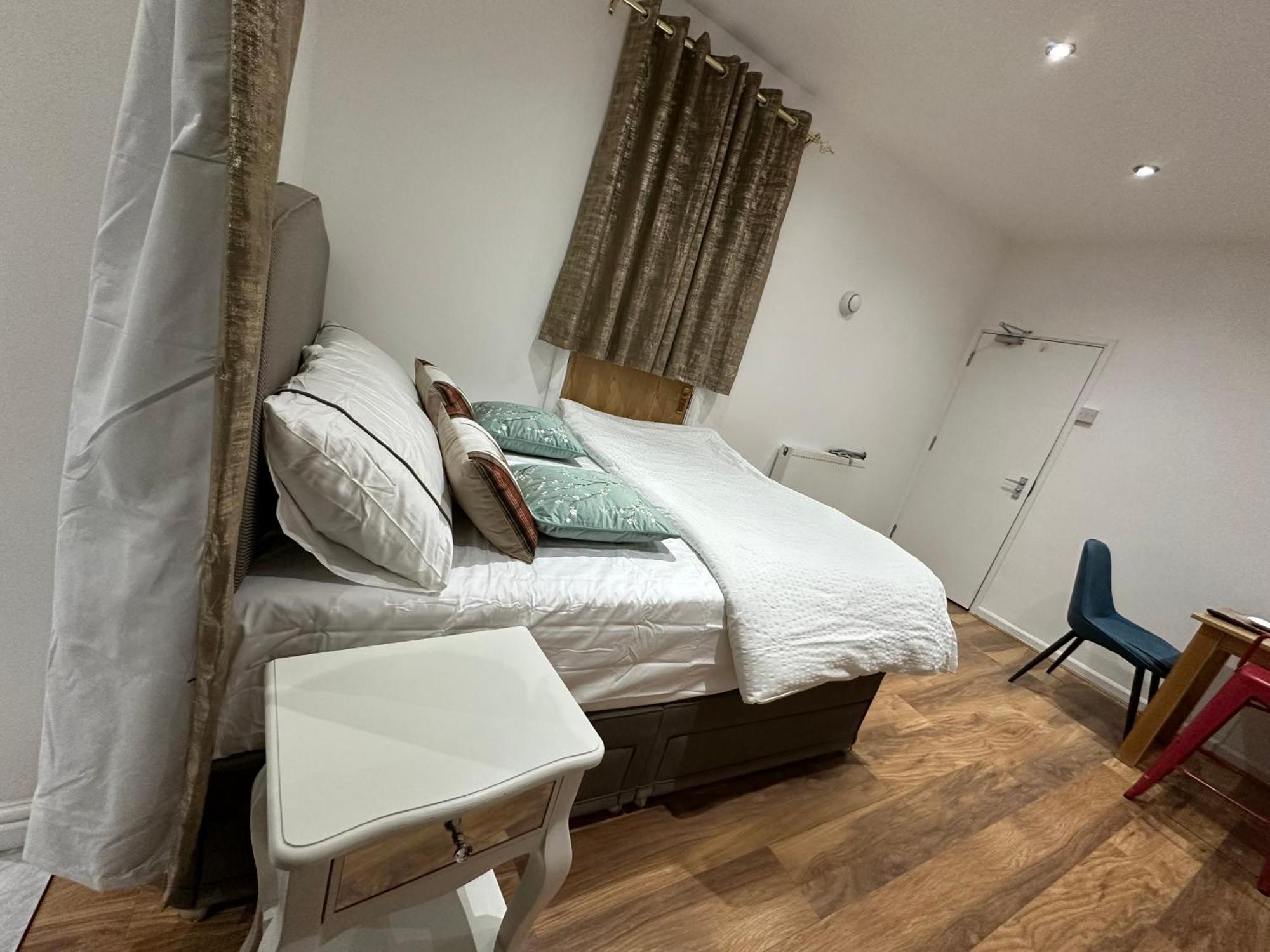 4Th Studio Flat With Private Own Bathroom A London Luxury Family Home Setup And Furnished With Double Bed Plus A Double Futon-Sofa Bed A Single Futon Bed A Baby Cot And Garden And Free Parking Екстер'єр фото