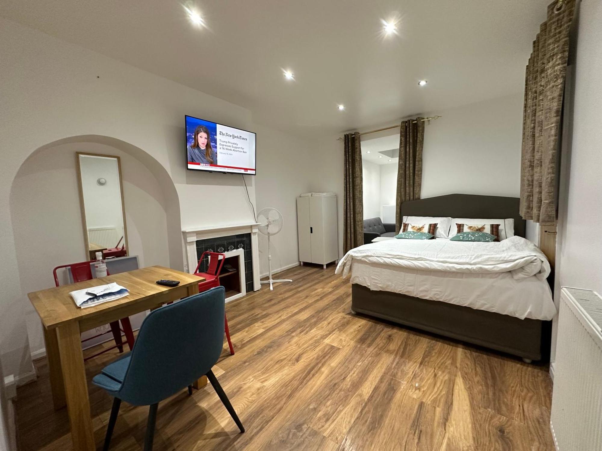 4Th Studio Flat With Private Own Bathroom A London Luxury Family Home Setup And Furnished With Double Bed Plus A Double Futon-Sofa Bed A Single Futon Bed A Baby Cot And Garden And Free Parking Екстер'єр фото