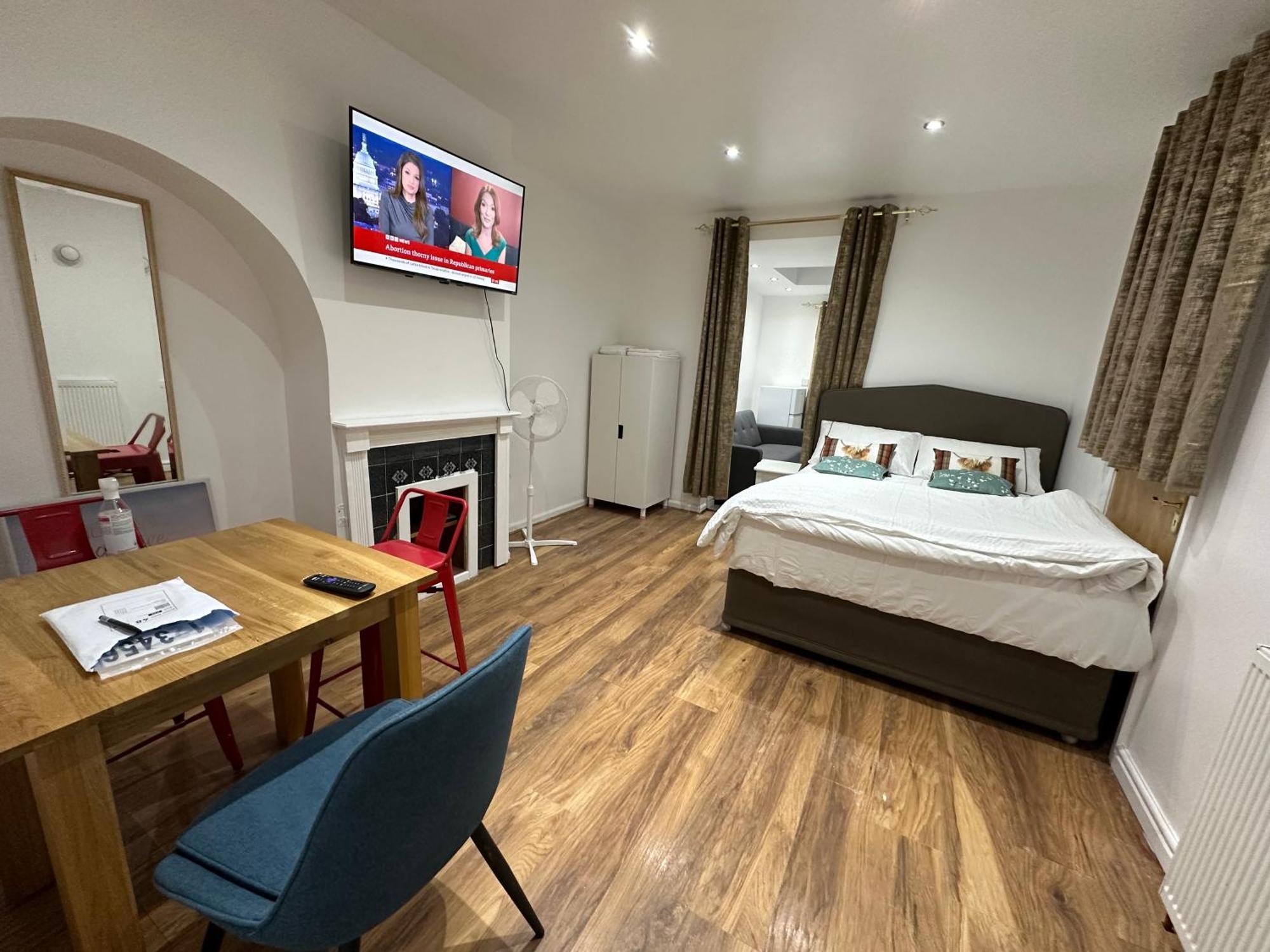 4Th Studio Flat With Private Own Bathroom A London Luxury Family Home Setup And Furnished With Double Bed Plus A Double Futon-Sofa Bed A Single Futon Bed A Baby Cot And Garden And Free Parking Екстер'єр фото