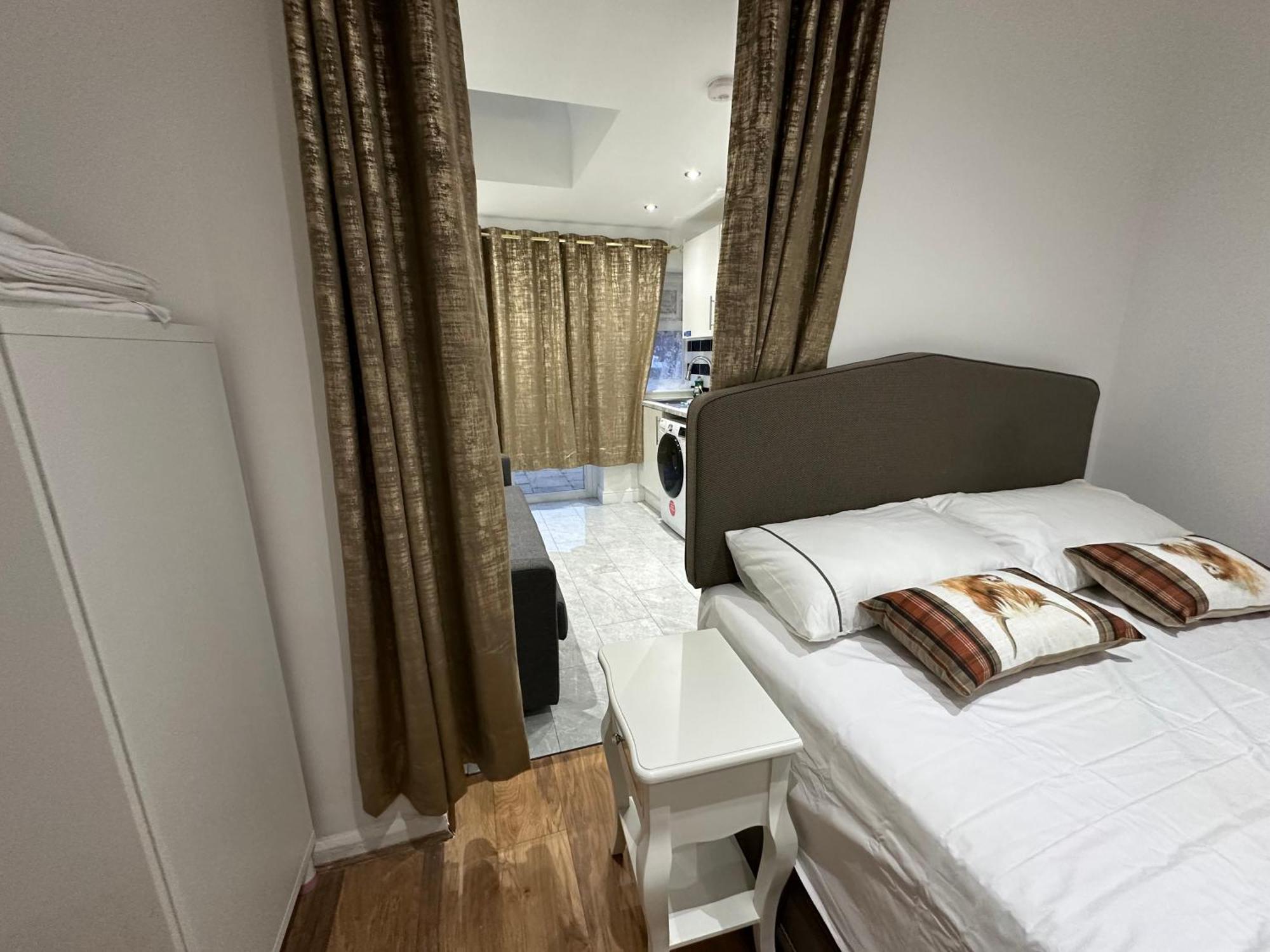 4Th Studio Flat With Private Own Bathroom A London Luxury Family Home Setup And Furnished With Double Bed Plus A Double Futon-Sofa Bed A Single Futon Bed A Baby Cot And Garden And Free Parking Екстер'єр фото