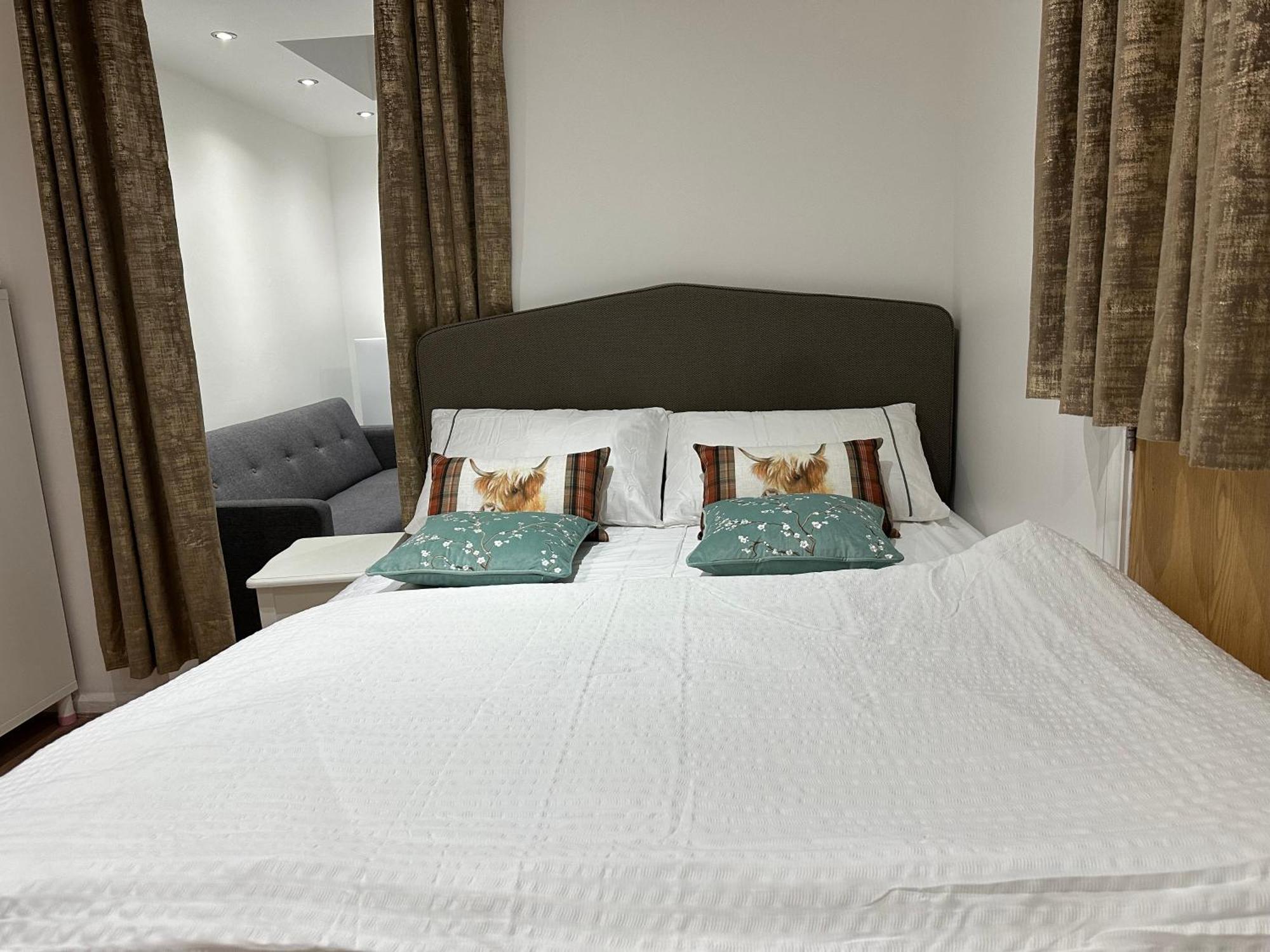 4Th Studio Flat With Private Own Bathroom A London Luxury Family Home Setup And Furnished With Double Bed Plus A Double Futon-Sofa Bed A Single Futon Bed A Baby Cot And Garden And Free Parking Екстер'єр фото