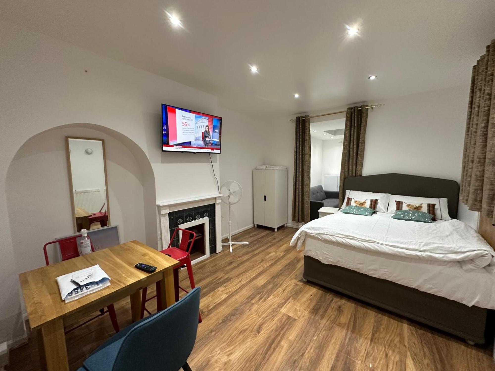 4Th Studio Flat With Private Own Bathroom A London Luxury Family Home Setup And Furnished With Double Bed Plus A Double Futon-Sofa Bed A Single Futon Bed A Baby Cot And Garden And Free Parking Екстер'єр фото