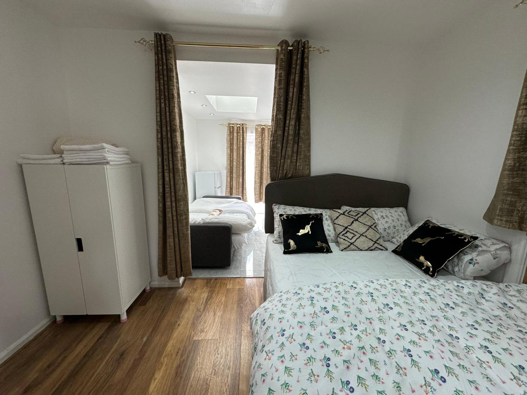 4Th Studio Flat With Private Own Bathroom A London Luxury Family Home Setup And Furnished With Double Bed Plus A Double Futon-Sofa Bed A Single Futon Bed A Baby Cot And Garden And Free Parking Екстер'єр фото