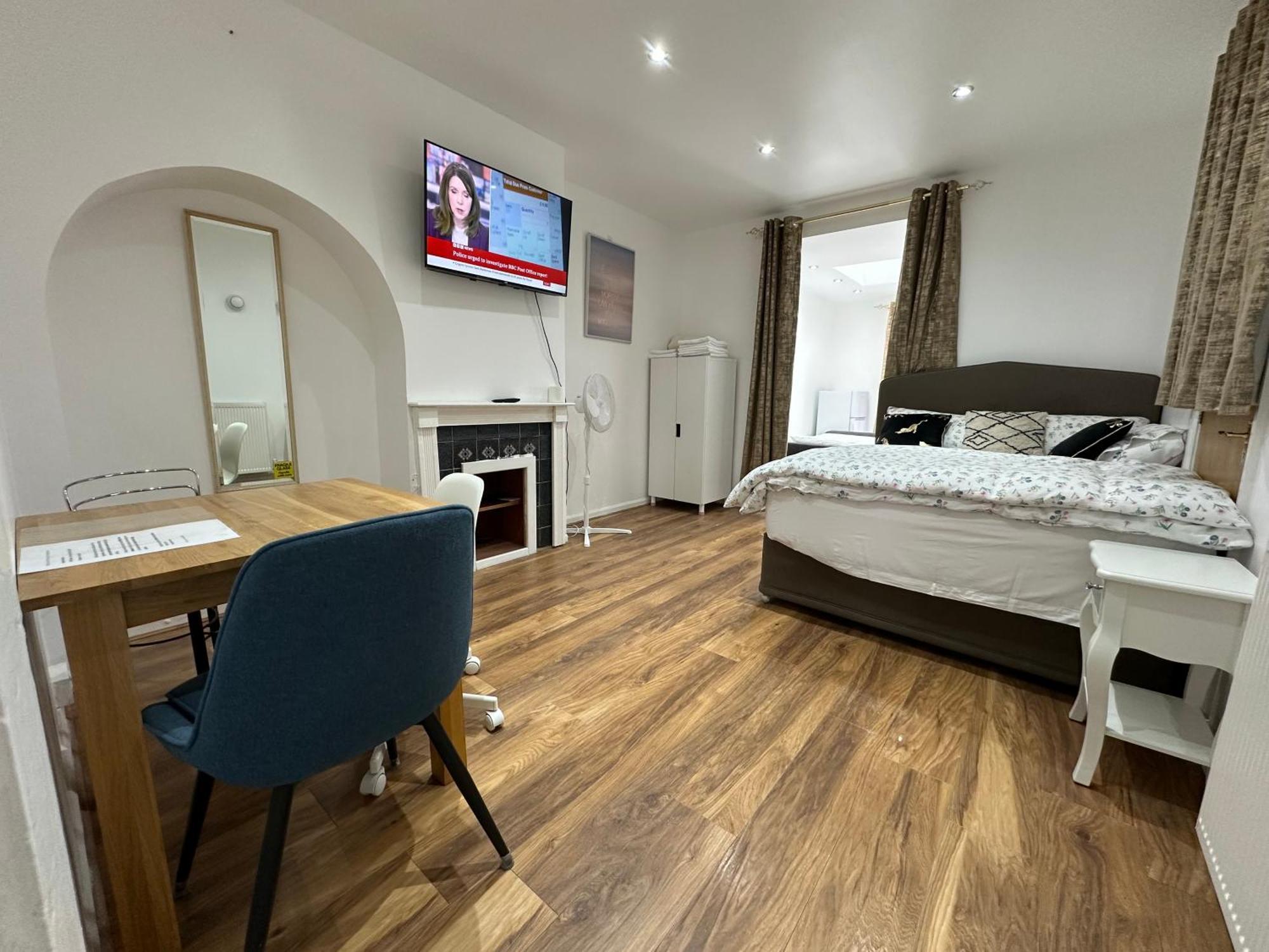 4Th Studio Flat With Private Own Bathroom A London Luxury Family Home Setup And Furnished With Double Bed Plus A Double Futon-Sofa Bed A Single Futon Bed A Baby Cot And Garden And Free Parking Екстер'єр фото