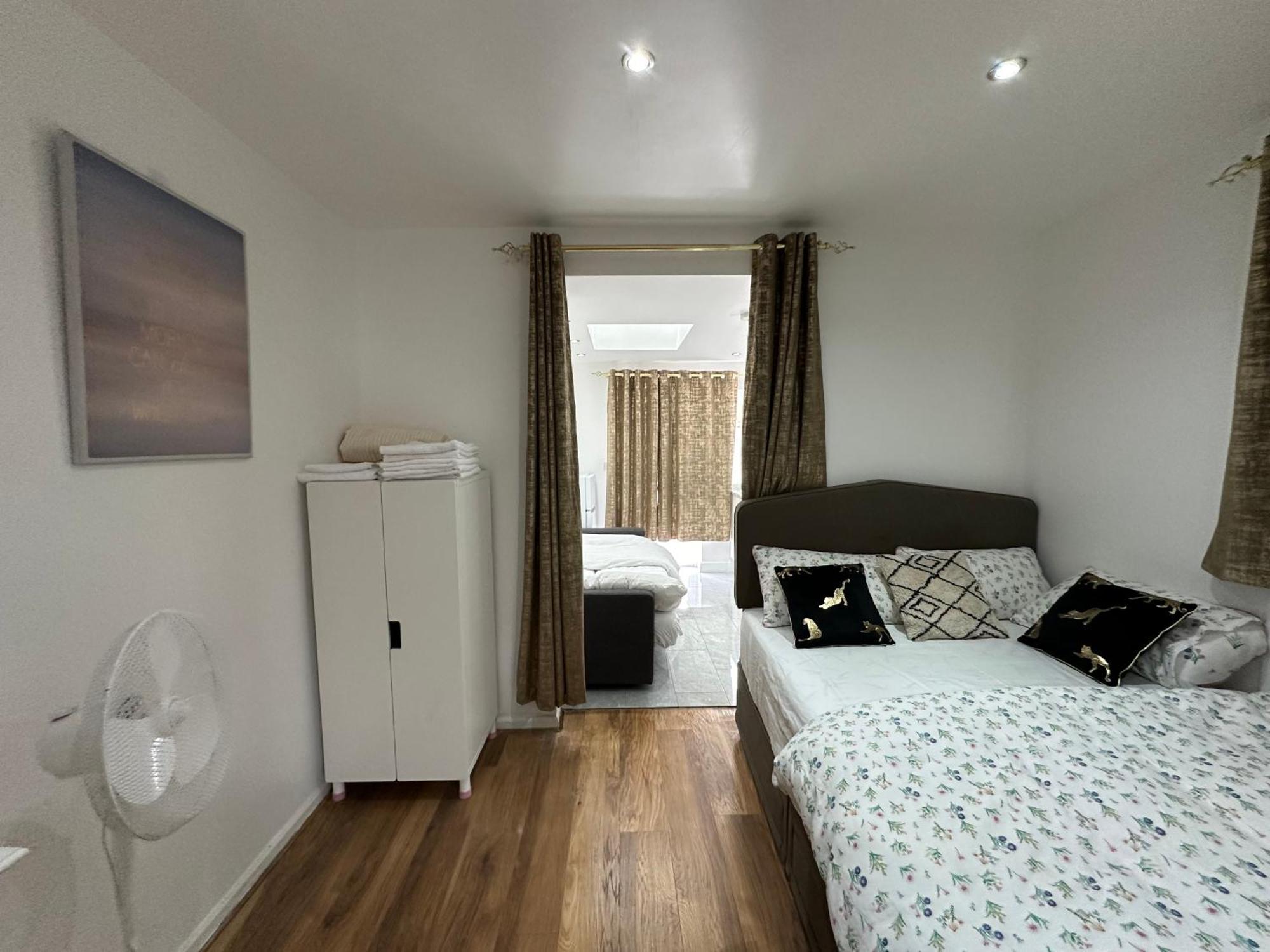 4Th Studio Flat With Private Own Bathroom A London Luxury Family Home Setup And Furnished With Double Bed Plus A Double Futon-Sofa Bed A Single Futon Bed A Baby Cot And Garden And Free Parking Екстер'єр фото