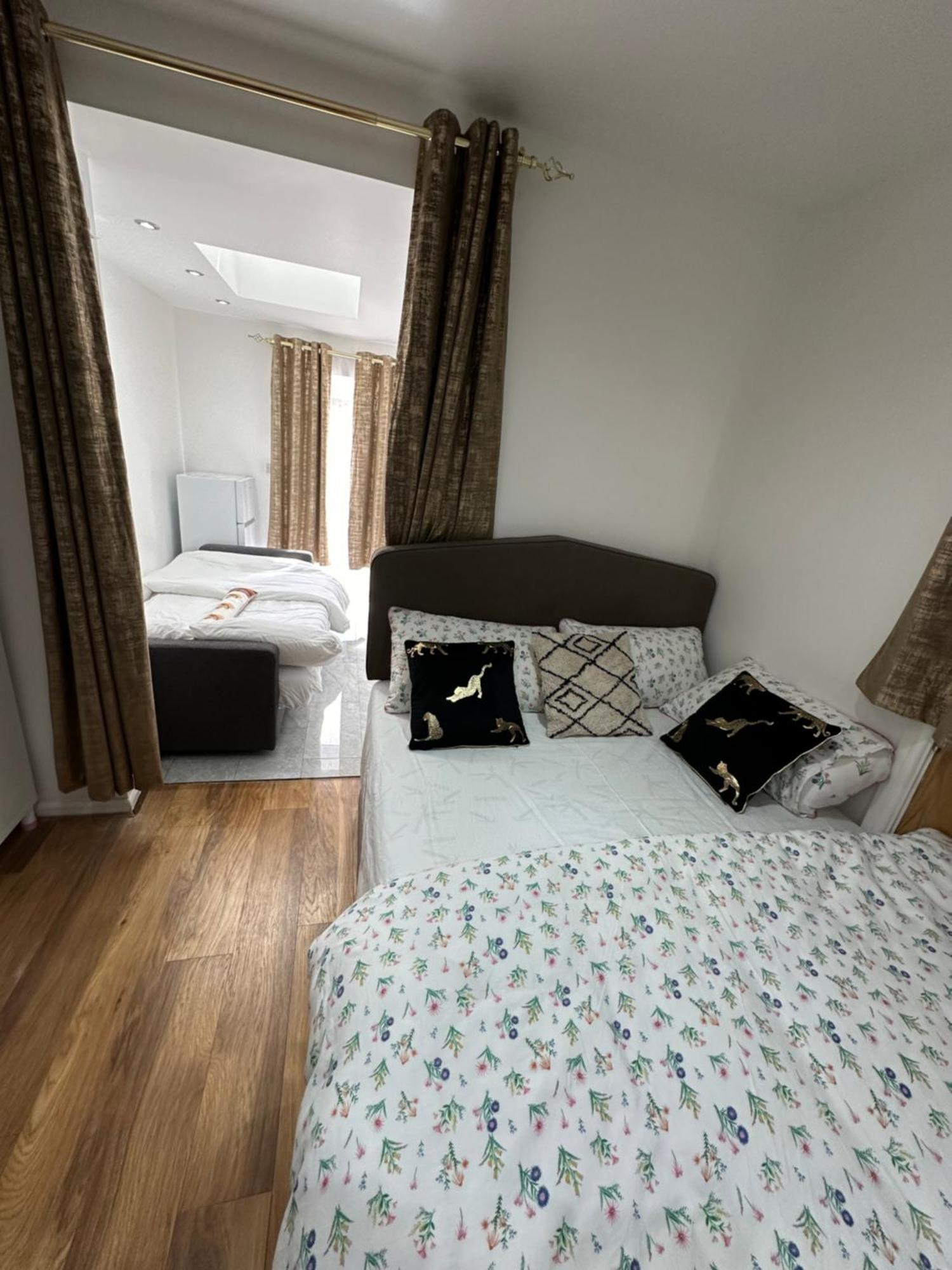 4Th Studio Flat With Private Own Bathroom A London Luxury Family Home Setup And Furnished With Double Bed Plus A Double Futon-Sofa Bed A Single Futon Bed A Baby Cot And Garden And Free Parking Екстер'єр фото