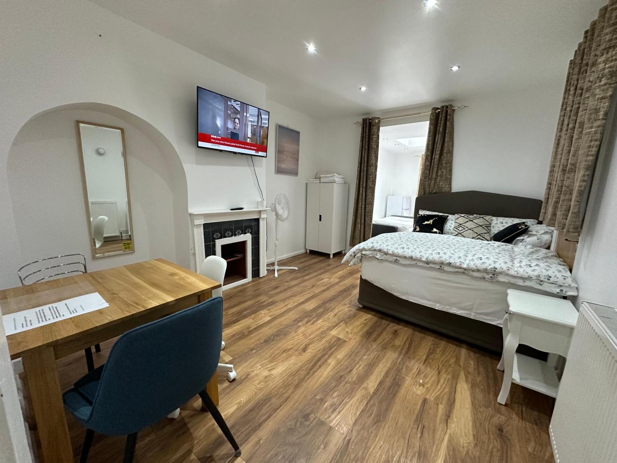 4Th Studio Flat With Private Own Bathroom A London Luxury Family Home Setup And Furnished With Double Bed Plus A Double Futon-Sofa Bed A Single Futon Bed A Baby Cot And Garden And Free Parking Екстер'єр фото