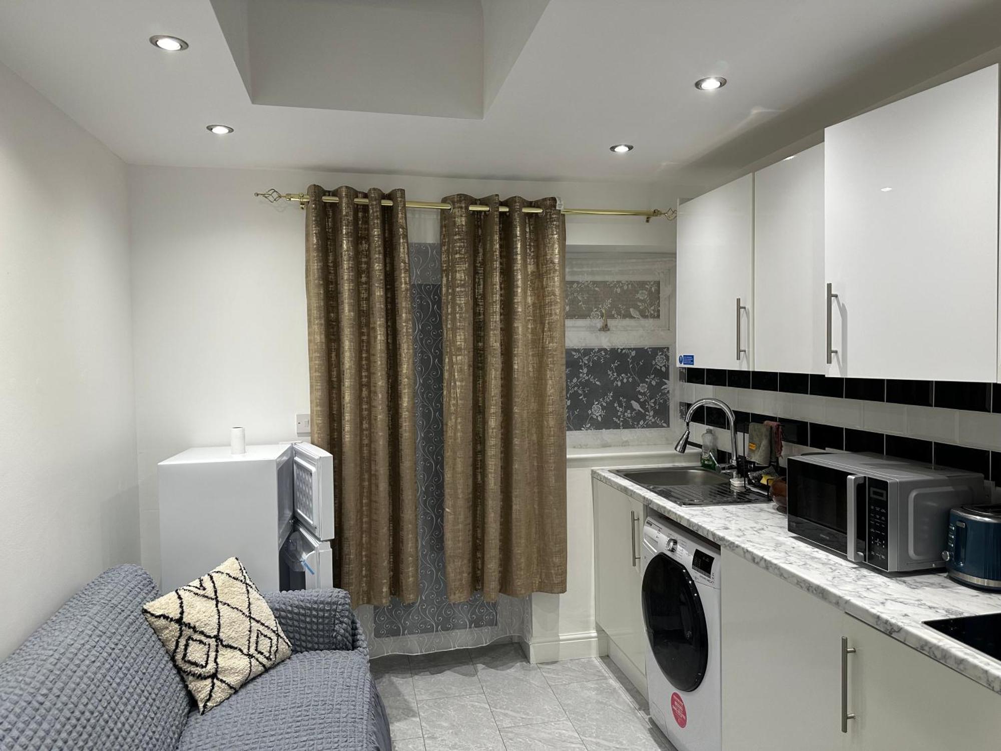 4Th Studio Flat With Private Own Bathroom A London Luxury Family Home Setup And Furnished With Double Bed Plus A Double Futon-Sofa Bed A Single Futon Bed A Baby Cot And Garden And Free Parking Екстер'єр фото