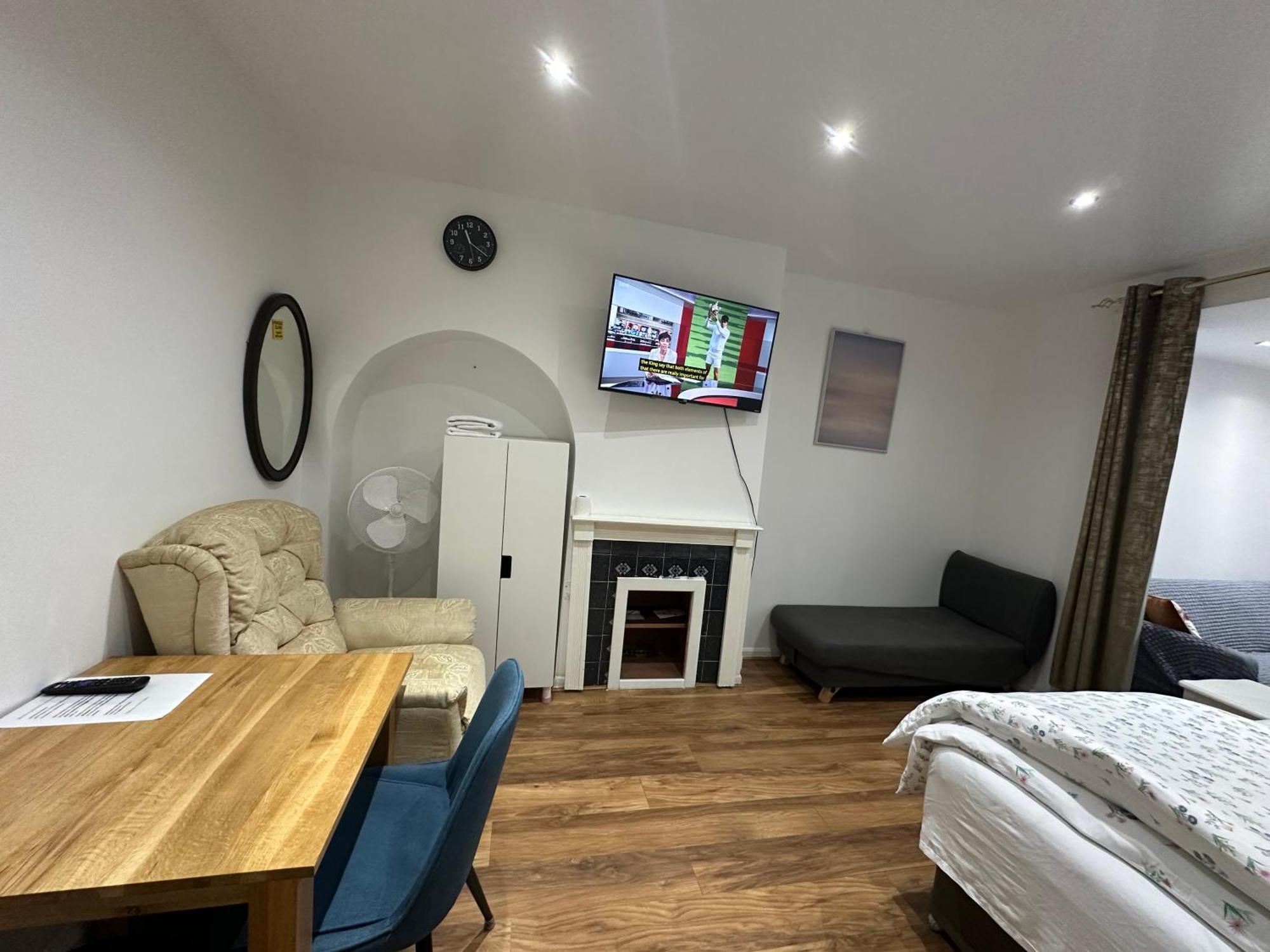 4Th Studio Flat With Private Own Bathroom A London Luxury Family Home Setup And Furnished With Double Bed Plus A Double Futon-Sofa Bed A Single Futon Bed A Baby Cot And Garden And Free Parking Екстер'єр фото