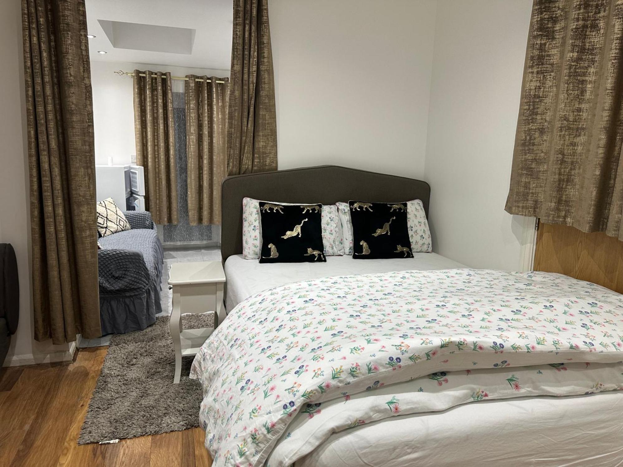 4Th Studio Flat With Private Own Bathroom A London Luxury Family Home Setup And Furnished With Double Bed Plus A Double Futon-Sofa Bed A Single Futon Bed A Baby Cot And Garden And Free Parking Екстер'єр фото