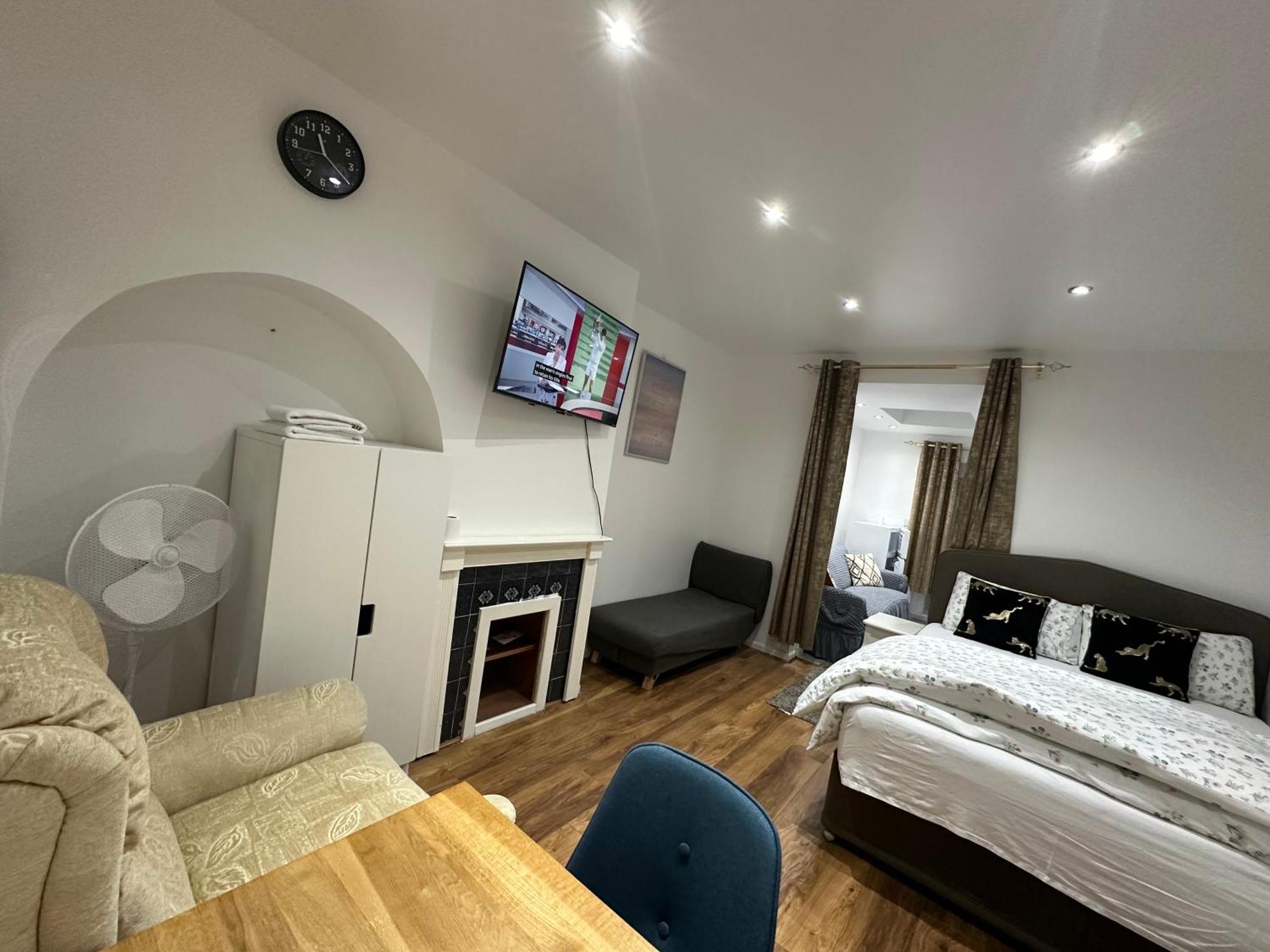 4Th Studio Flat With Private Own Bathroom A London Luxury Family Home Setup And Furnished With Double Bed Plus A Double Futon-Sofa Bed A Single Futon Bed A Baby Cot And Garden And Free Parking Екстер'єр фото