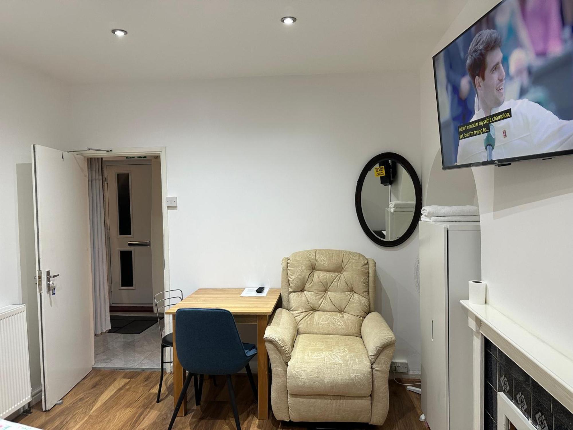 4Th Studio Flat With Private Own Bathroom A London Luxury Family Home Setup And Furnished With Double Bed Plus A Double Futon-Sofa Bed A Single Futon Bed A Baby Cot And Garden And Free Parking Екстер'єр фото