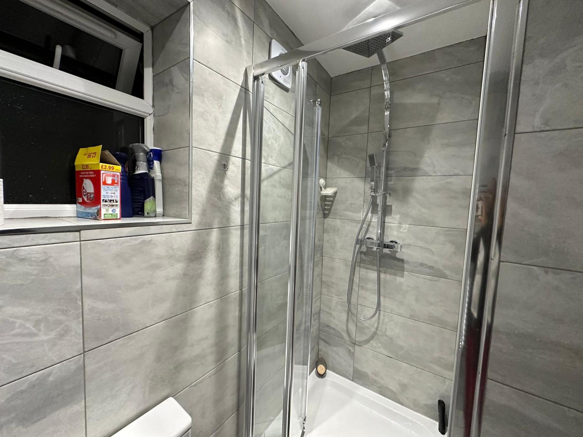 4Th Studio Flat With Private Own Bathroom A London Luxury Family Home Setup And Furnished With Double Bed Plus A Double Futon-Sofa Bed A Single Futon Bed A Baby Cot And Garden And Free Parking Екстер'єр фото